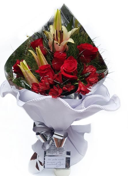 Imagen de Estas para mi Descripcion: Ramo de 6 rosas con liliums y astromelias papel crepe moño dedicatoria brillos 