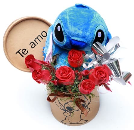 Imagen de Puro amor Descripcion: 6 rosas en caja con base para que tomen agua, peluche stich, brillos moño y decoraciónes.