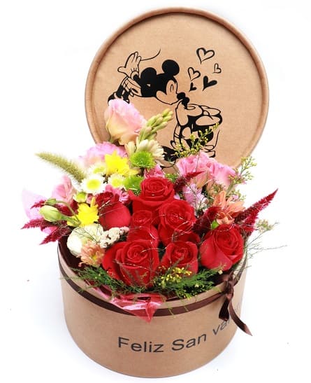 Imagen de Besame Descripcion: Caja grande con estampado de mickey o de stich  con 7 rosas y flores variadas para sorprender!