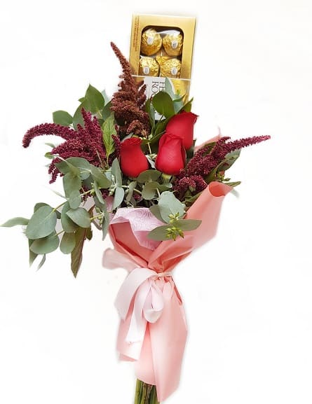 Imagen de Mi reina Descripcion: Ramo pequeño de 3 rosas con flores variadas y una caja de 6 ferreros.
