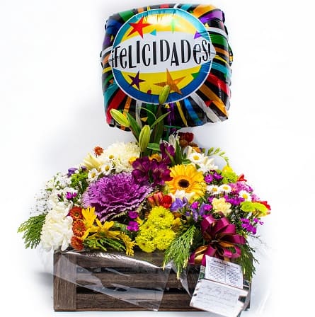Imagen de Señal del destino Descripcion: Cajon grande de flores (40 cm) variadas, astromelias, rosas, conejitos,etc  con globo de helio