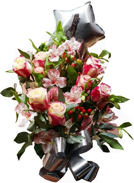 Imagen de Por ti Descripcion: 12 rosas de dos colores, hipérico , astromelias, eucalipto y globo