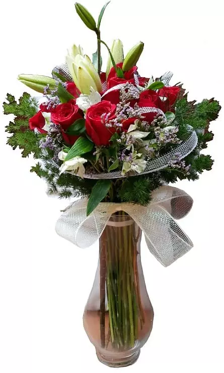 Imagen de Un gusto de mujer Descripcion:  Arreglo floral de 12 rosas con liliums y astromelias en florero con decoracion de brillos.