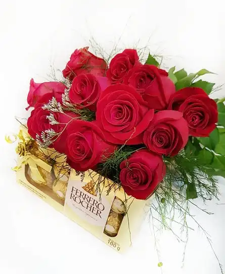 Imagen de Amor mio Descripcion: Ramo de 12 rosas con papel cristal  con ferreros 