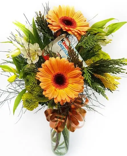 Imagen de Si tu te vas Descripcion: Arreglo floral con gerberas florero y chocolate kinder 