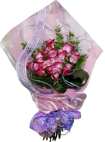Imagen de Belleza Descripcion: Ramo de 15 rosas color violeta con fitas decorativas papel importado, consultar stock antes de comprar! 