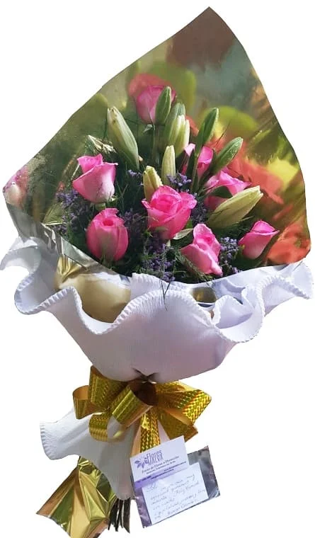 Imagen de Encantadora Descripcion: Ramo de rosas 6 y liliums  con papel crepe y cristal brilloso . 