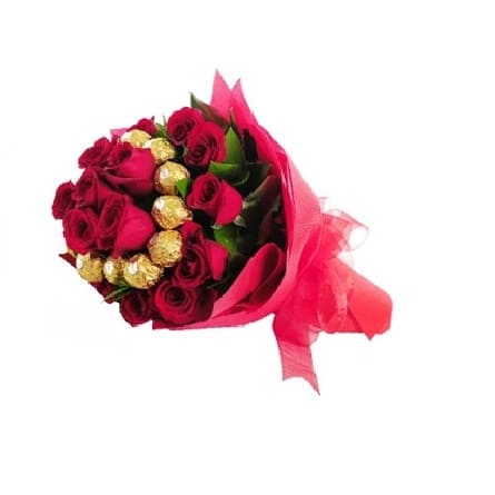 Imagen de Regalo pendiente Descripcion: Ramo de diseño original de 15 rosas y 15 bombones en ramo