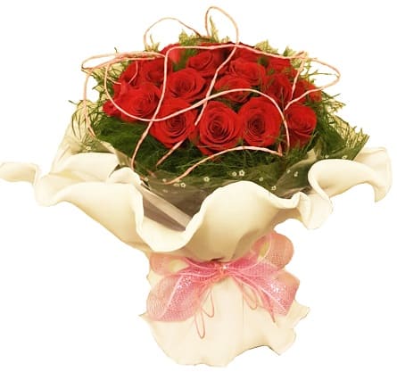 Imagen de Uno mismo Descripcion: Ramo de 15 rosas con crepe, fio kraft y decoraciones 